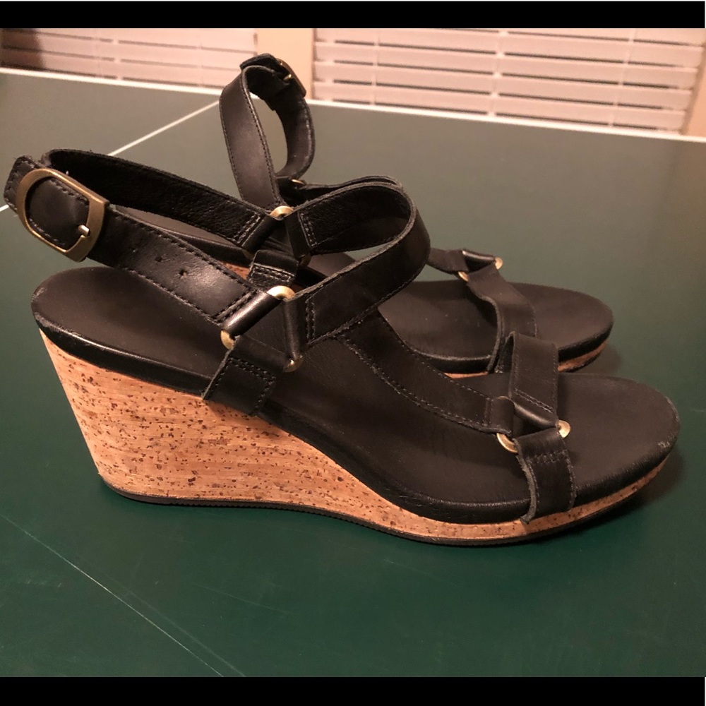 Teva wedges in black